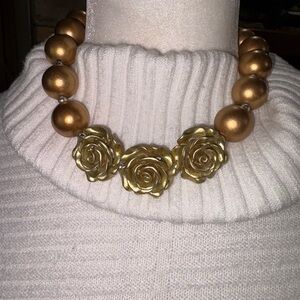 GOLD BEADED NECKLACE FEATURING THREE ROSES IN THE FRONT. VINTAGE LOOK